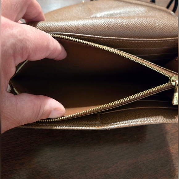 Authentic Louis Vuitton luxurious long monogram wallet in great condition - Picture 9 of 16